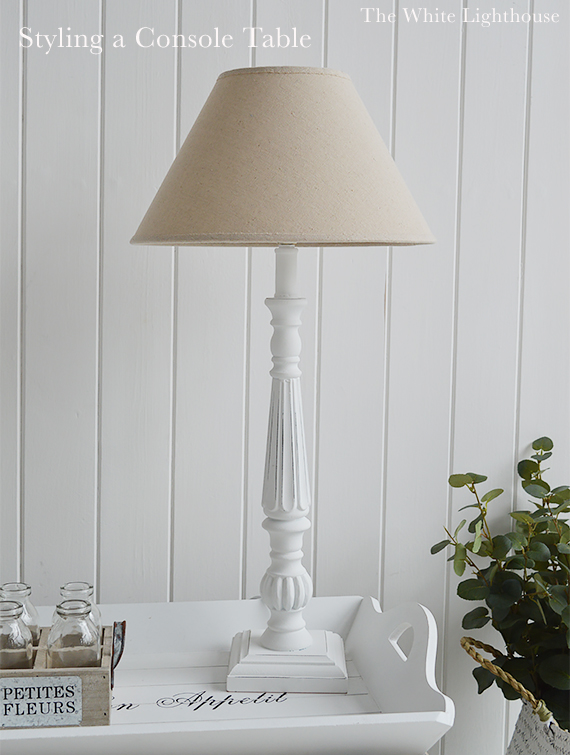 Greoup a table lamp with with home decor pieces