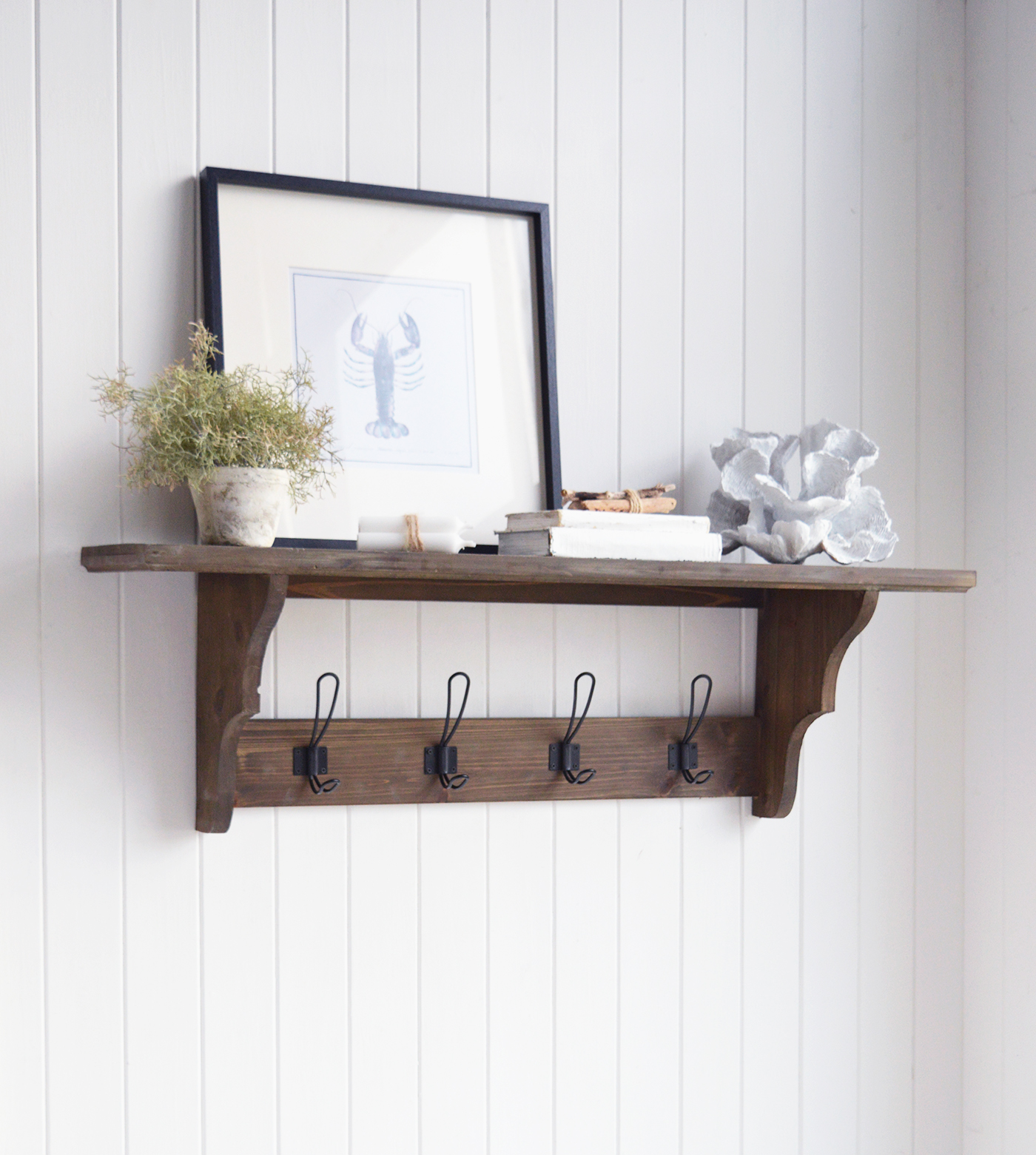 The beautifully distressed finish and vintage-inspired scalloped edges make this  Hampden coat rack a perfect addition to farmhouse, cottage, or rustic décor.