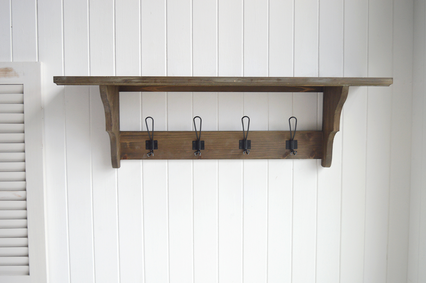 With its sturdy construction and spacious shelf, the Hampden coat rack is ideal for keeping your everyday essentials organized while enhancing your home’s aesthetic.