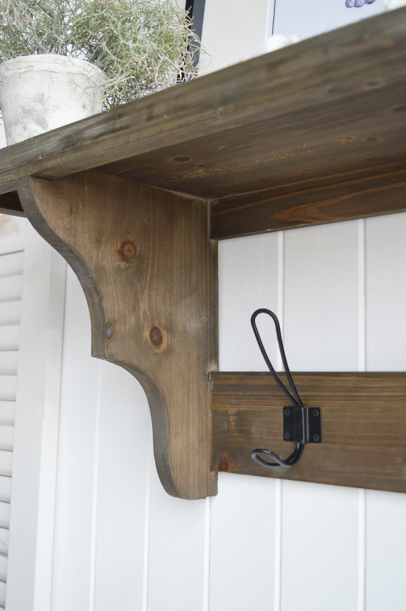 he scalloped detailing along the edges adds a touch of vintage craftsmanship, making the Hampden coat hooks a standout piece in any entryway or mudroom.