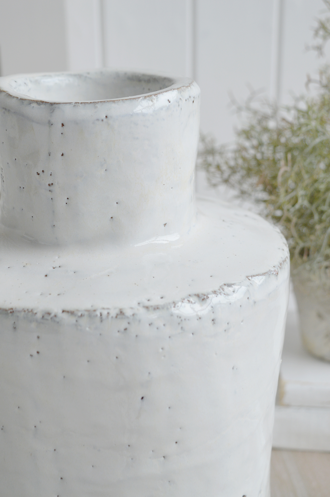 White Home decor pieces, the betone vase
