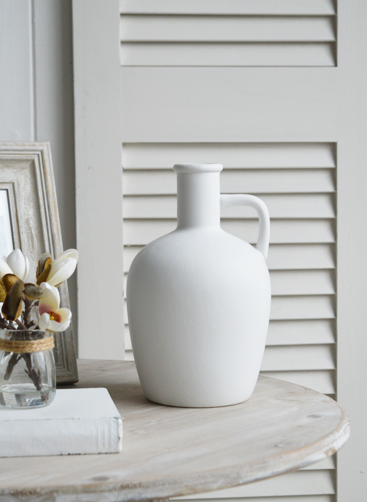 Prudence white ceramics for a timeless piece in interior styling