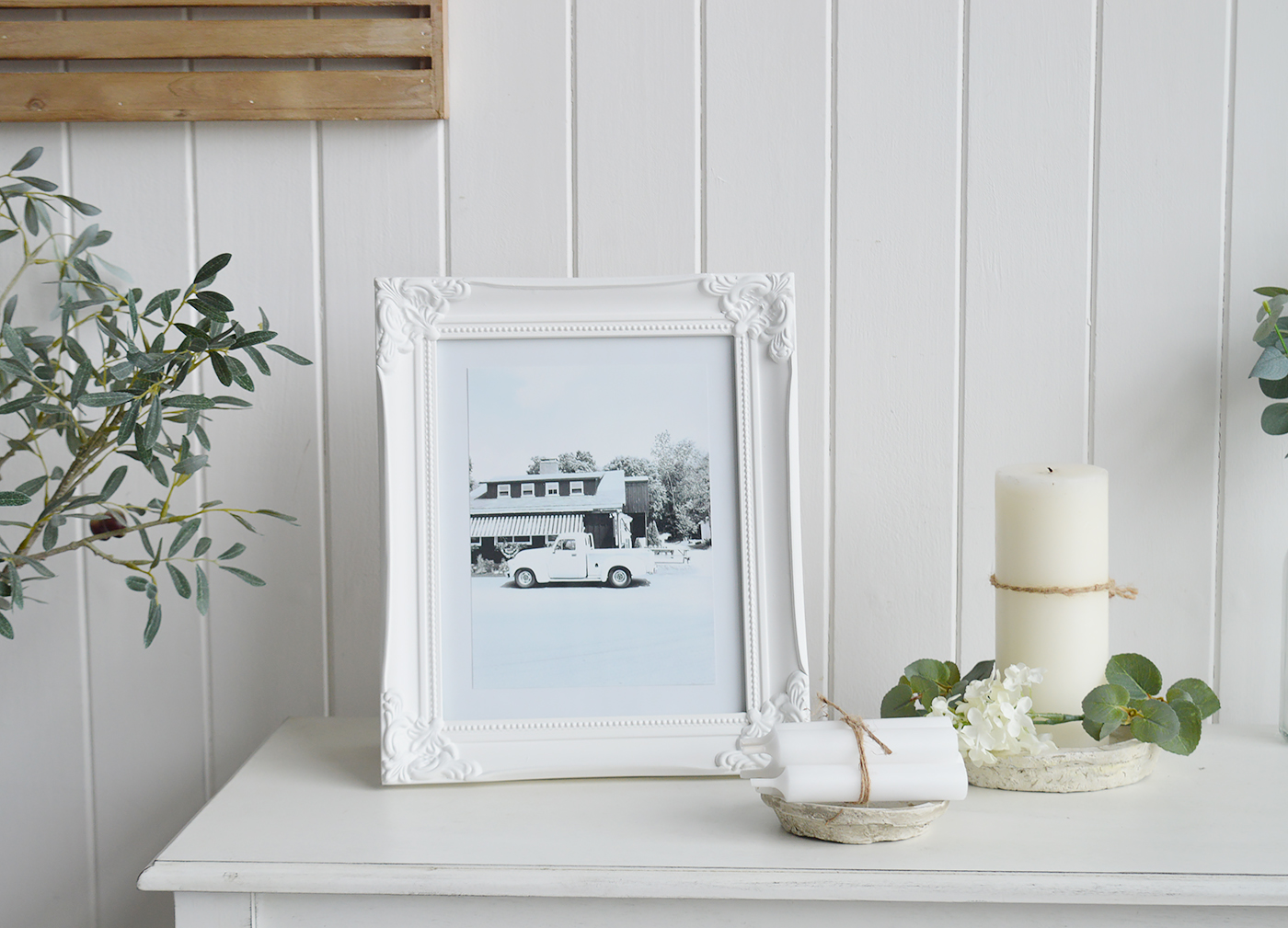 https://www.thewhitelighthousefurniture.co.uk/accessories/images/photoframe-camden-white-wooden-5.jpg