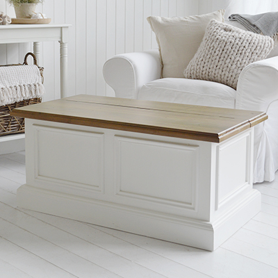 The Southampton Wooden Coffee Table Trunk blends coastal elegance with functional design. Its white base and natural wood top suit any interior, while the lift-top trunk offers generous hidden storage for blankets, books, and everyday essentials.