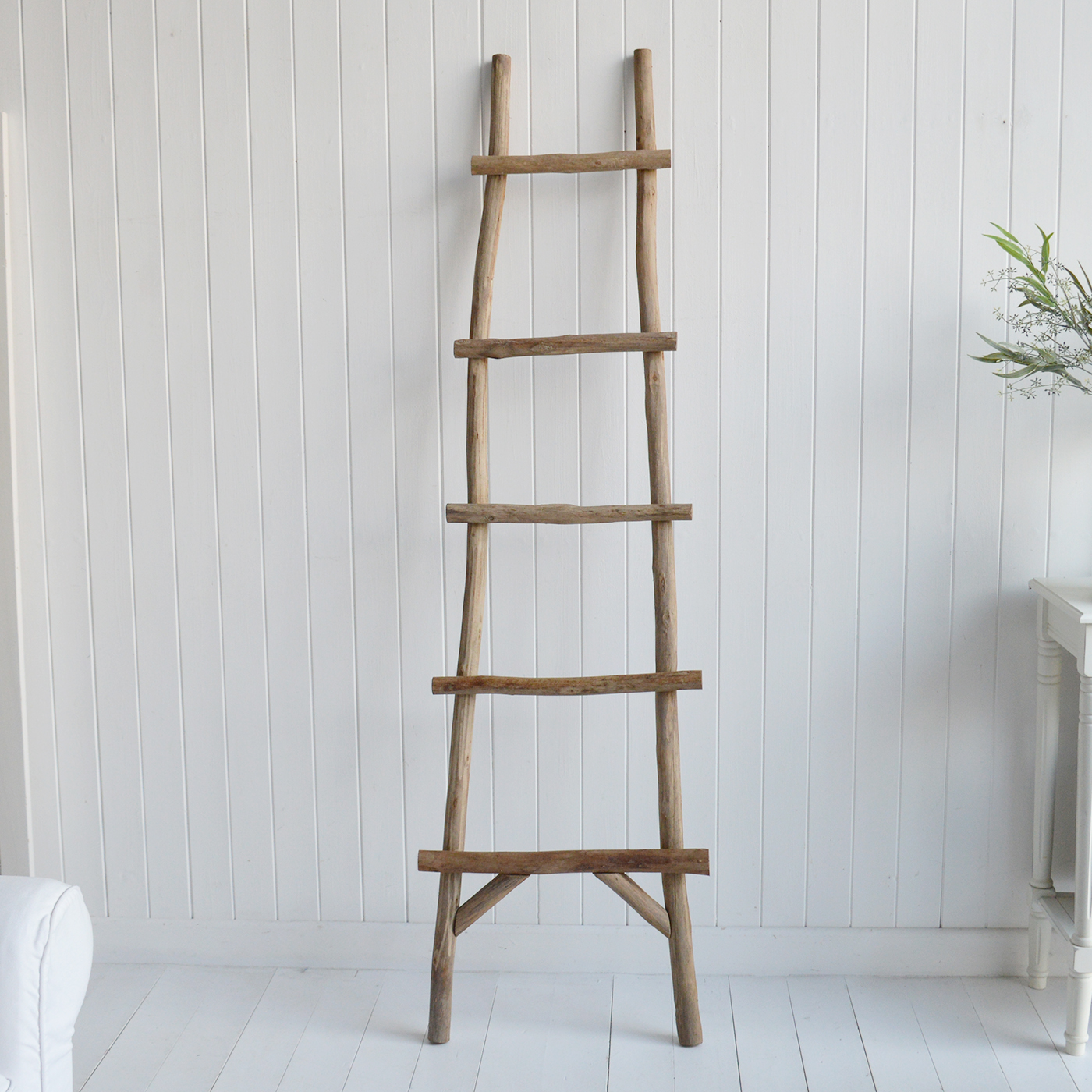 Ideal for leaning against a wall, this ladder serves as a stylish way to display lightweight blankets, towels, or decorative items. In Hamptons interiors, it pairs beautifully with crisp white walls, nautical accents, and natural fibers like linen and jute. In New England coastal homes, it evokes a sense of relaxed elegance, blending seamlessly with shiplap walls and soft blue hues. For a farmhouse setting, the driftwood ladder adds warmth and character, complementing reclaimed wood furniture, woven baskets, and cosy, layered textiles.